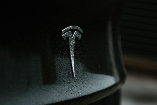 Tesla realiza la retirada de 2,2 millones de coches debido… ¡al tamaño de letra demasiado pequeño en señales de advertencia!